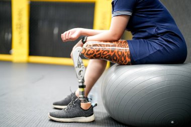 Spor salonunda protez bacaklı engelli bir sporcunun portresi.