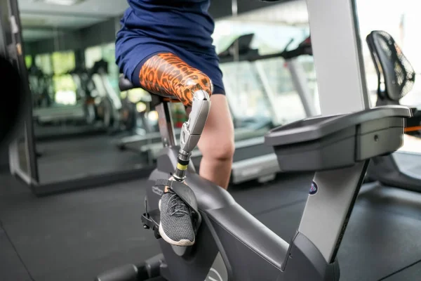 Spor Salonunda Protez Bacaklı Engelli Bir Sporcunun Portresi — Stok fotoğraf