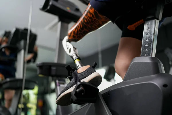 Portrait Disabled Athlete Woman Prosthetic Leg Fitness Gym — Stock Photo, Image
