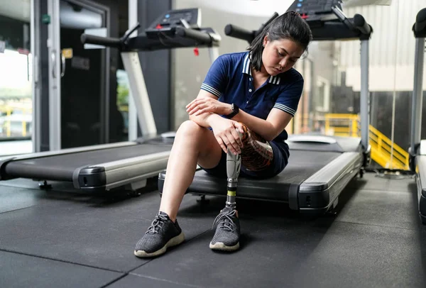 stock image Portrait of disabled athlete woman with prosthetic leg in fitness gym