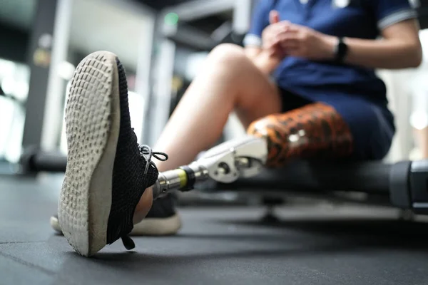 Portrait Femme Athlète Handicapée Avec Prothèse Jambe Dans Salle Fitness — Photo