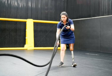 Spor salonunda protez bacaklı engelli bir sporcunun portresi.