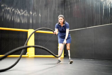 Spor salonunda protez bacaklı engelli bir sporcunun portresi.