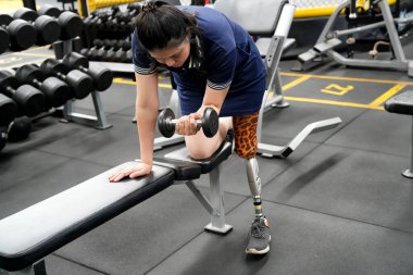 Spor salonunda protez bacaklı engelli bir sporcunun portresi.