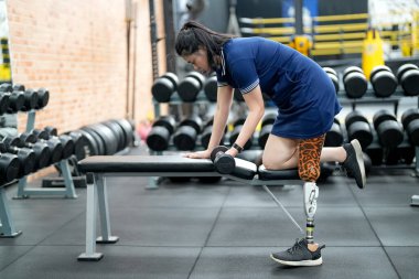 Spor salonunda protez bacaklı engelli bir sporcunun portresi.