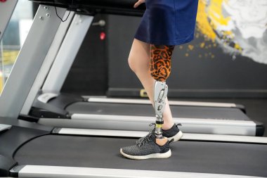 Spor salonunda protez bacaklı engelli bir sporcunun portresi.