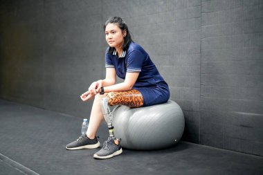Spor salonunda protez bacaklı engelli bir sporcunun portresi.