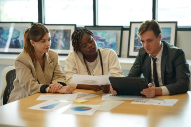 Ofiste toplantısı iş adamları