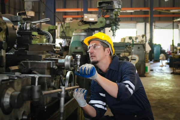 作業者は作業に集中しました 制服やヘルメットの労働者は 工場で動作します 工業生産 金属加工工学 製造業 — ストック写真