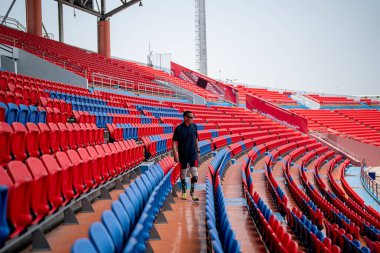 Sporcu fiziksel olarak engelli, stadyum yolunda koşuyor.
