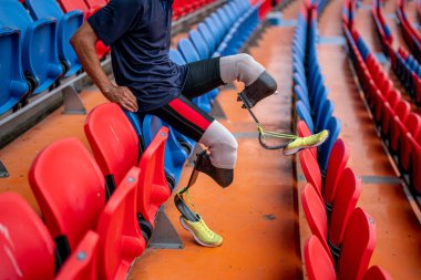 Stadyumda protez bacaklı bir atlet.