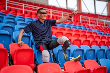 Stadyumda protez bacaklı bir atlet.