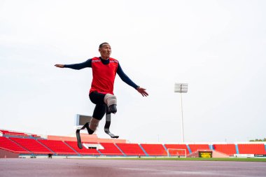 Sporcu fiziksel olarak engelli, stadyum yolunda koşuyor.