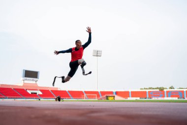 Sporcu fiziksel olarak engelli, stadyum yolunda koşuyor.
