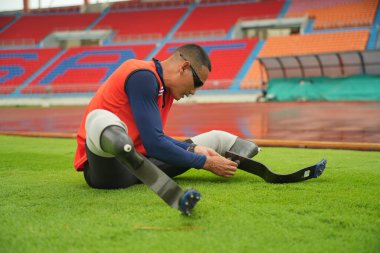 Stadyumda protez bacaklı bir atlet.
