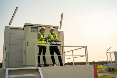 Fotovoltaik güneş panellerinin temizliğini kontrol eden mühendisler yenilenebilir enerji için fotovoltaik modülleri olan mühendisler