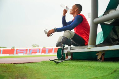 Stadyumda protez bacaklı bir atlet.