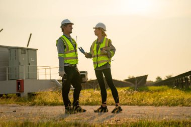 Fotovoltaik güneş panellerinin temizliğini kontrol eden mühendisler yenilenebilir enerji için fotovoltaik modülleri olan mühendisler