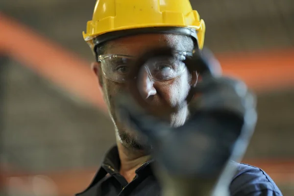 Operador Torno Concentrado Trabajo Trabajador Uniforme Casco Trabaja Torno Fábrica — Foto de Stock