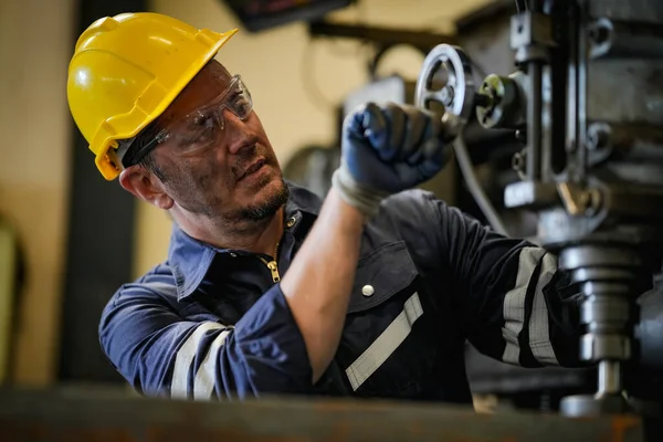 Operador Torno Concentrado Trabajo Trabajador Uniforme Casco Trabaja Torno Fábrica — Foto de Stock