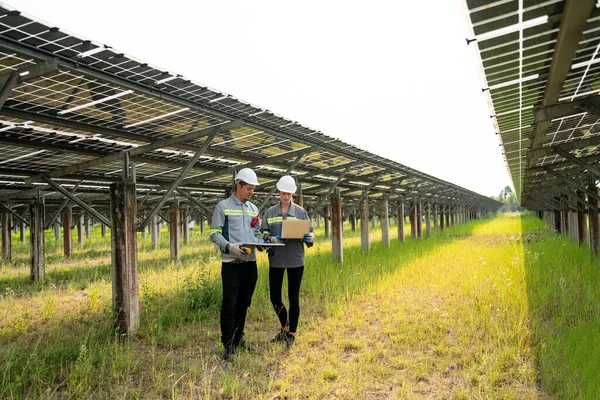 Inżynierowie Sprawdzający Czystość Fotowoltaicznych Paneli Słonecznych Inżynierowie Narzędziami Pomiaru Energii — Zdjęcie stockowe