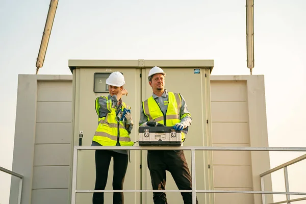 stock image Engineers checking cleanliness of photovoltaic solar panels, Engineers with energy measurement tools photovoltaic modules for renewable energy