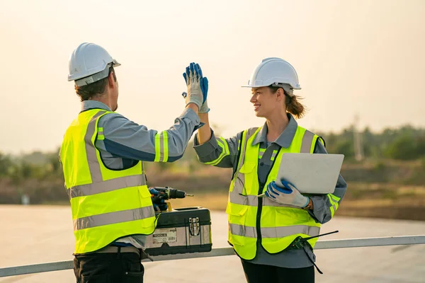 stock image Engineers checking cleanliness of photovoltaic solar panels, Engineers with energy measurement tools photovoltaic modules for renewable energy