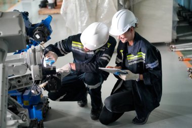 Metal üretim endüstrisinde çalışan endüstriyel fabrika çalışanları