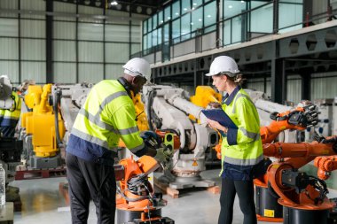 Metal üretim endüstrisinde çalışan endüstriyel fabrika çalışanları