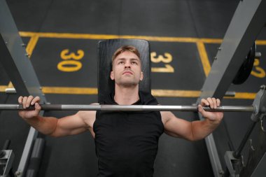 Spor salonunda egzersiz erkek atlet