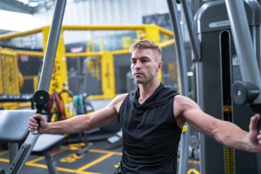 spor salonunda egzersiz genç adam