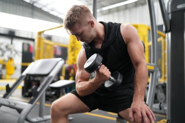 Spor salonunda egzersiz erkek atlet