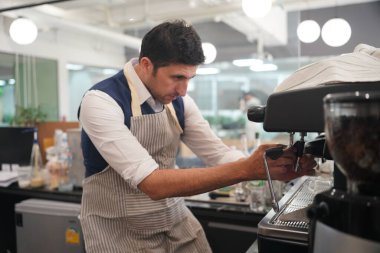Modern küçük işletme, başlangıç. İş yerindeki kafenin sahibi.