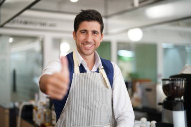 Modern küçük işletme, başlangıç. İş yerindeki kafenin sahibi.
