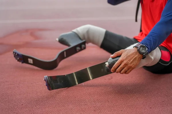 Atleta Con Una Gamba Protesica Pista Allo Stadio Copia Spazio — Foto Stock