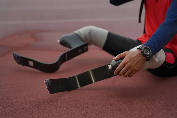 Atleta Con Una Gamba Protesica Pista Allo Stadio Copia Spazio — Foto Stock