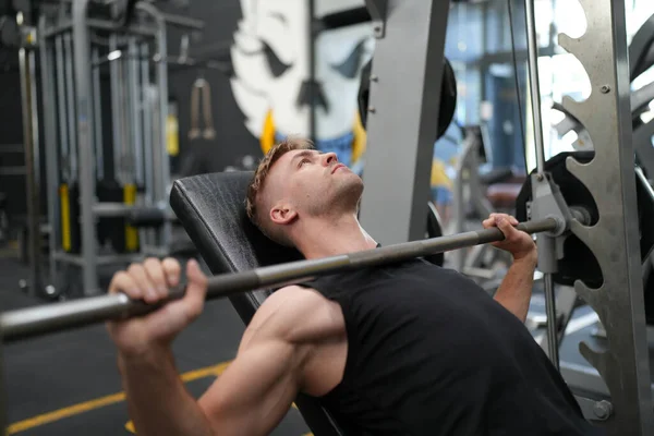 Spor Salonunda Egzersiz Erkek Atlet — Stok fotoğraf