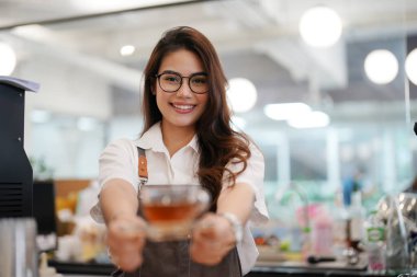 Kafe ya da kafeterya barmeni, girişimci ve bayan küçük işletme sahibi başarılı modern