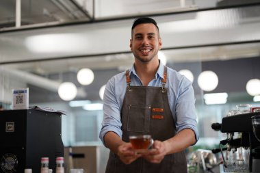 Modern küçük işletme, başlangıç. İş yerindeki kafenin sahibi.