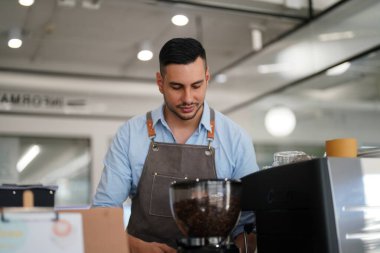 Modern küçük işletme, kafe ve açık havada çalışma, yeni normal ve girişken