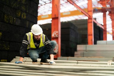 İnşaat veya mimarlık alanında çalışan mimar, ustabaşı.