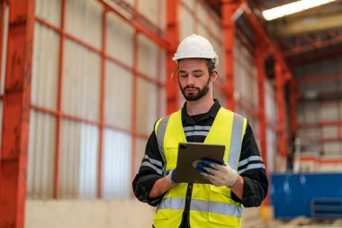 İnşaat veya mimarlık alanında çalışan işçi ve ustabaşı