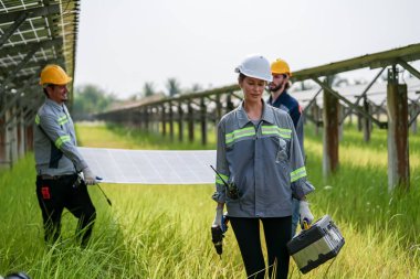 Solor voltaik paneller, güneş çiftliği inşaatında çalışan indusrty mühendisi.