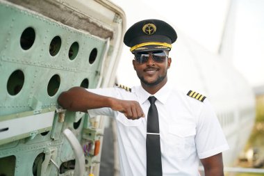 Uçağın içindeki siyah pilotun portresi..