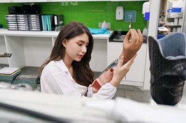 Ortopedi teknisyeni engelliler için protez bacak yapıyor..