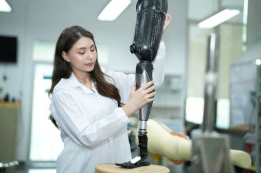 Ortopedi teknisyeni engelliler için protez bacak yapıyor..