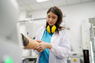 Ortopedi teknisyeni engelliler için protez bacak yapıyor..