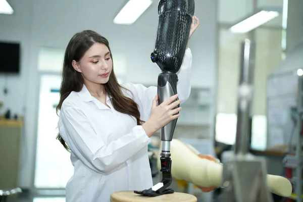 Технік Ортопед Робить Протезну Ногу Людей Обмеженими Можливостями Майстерні — стокове фото