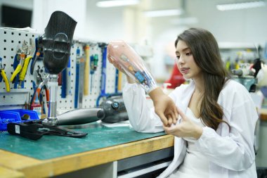 Ortopedi teknisyeni engelliler için protez bacak yapıyor..