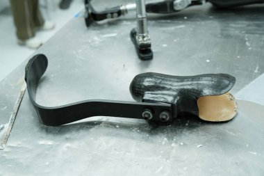  Özürlüler için protez bacak atölyedeki insanlar..